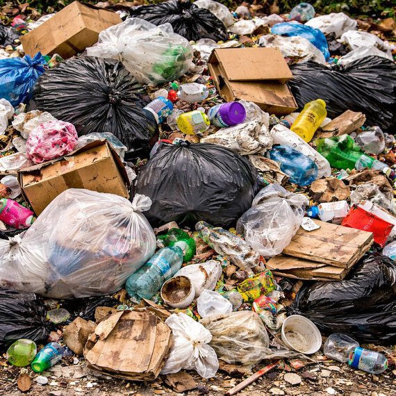 Любой неопасный мусор